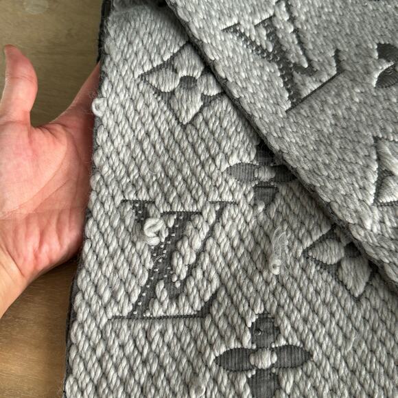 122 LOUIS VUITTON LOGOMANIA SCARF LIGHT GREY - Picture 2 of 5